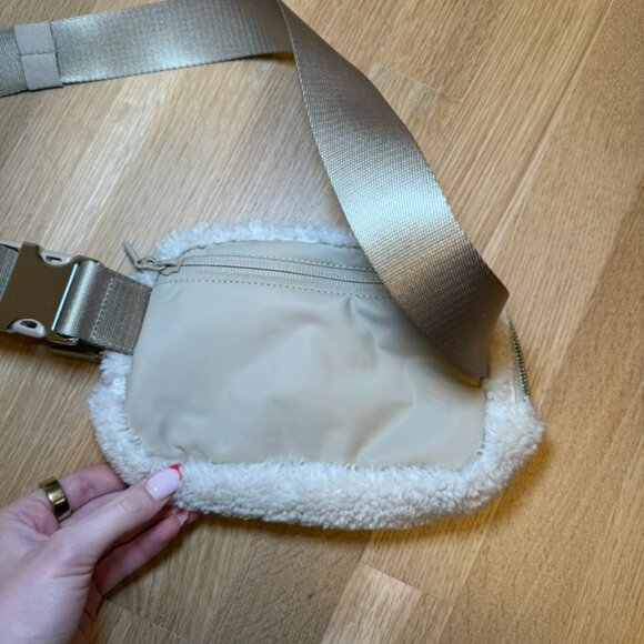 Lululemon NWT Everywhere Belt Bag Fleece Natural Ivory/Trench NWOT - Picture 3 of 6